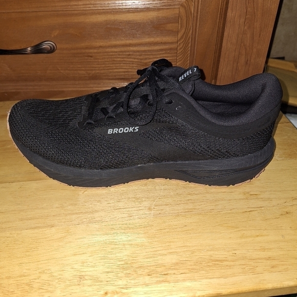 Brooks Revel 7 Men\'s Black Running Shoes In A Size 12.5D. New With A Flaw